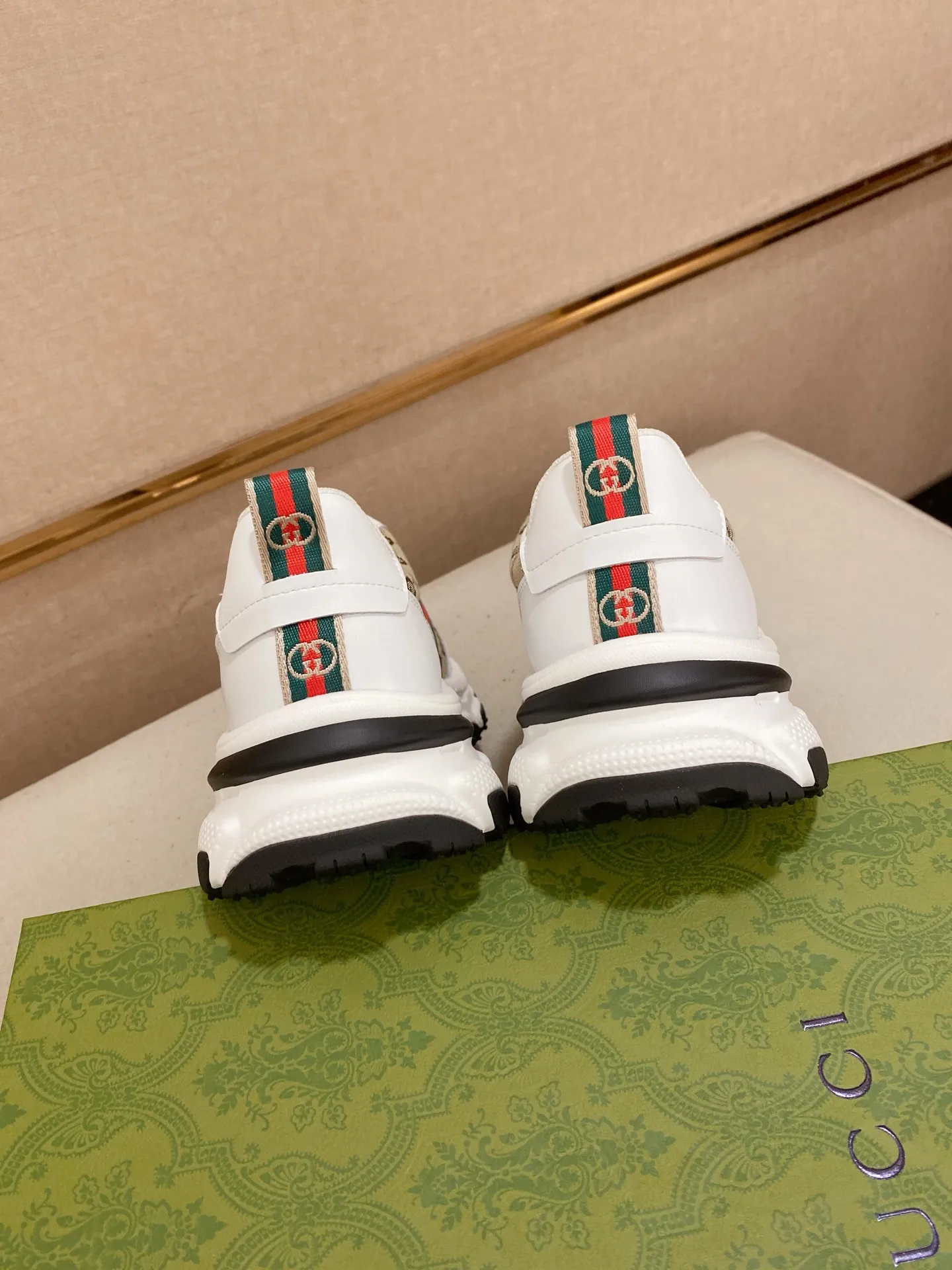 Men's shoes 💰 442 💰 High-quality new GUCCI counters are on the market at the same time. The new men's shoes, 😘fabrics are selected imported cowhide, lining: mesh breathable lining. 👍🏿 High-end ☄️ air-cushion molded anti-slip rubber outsole, exquisite lines, simple and elegant, comfortable and high-end for leisure travel. Code number: 38 to 44 (45 can be customized and cannot be returned or exchanged)